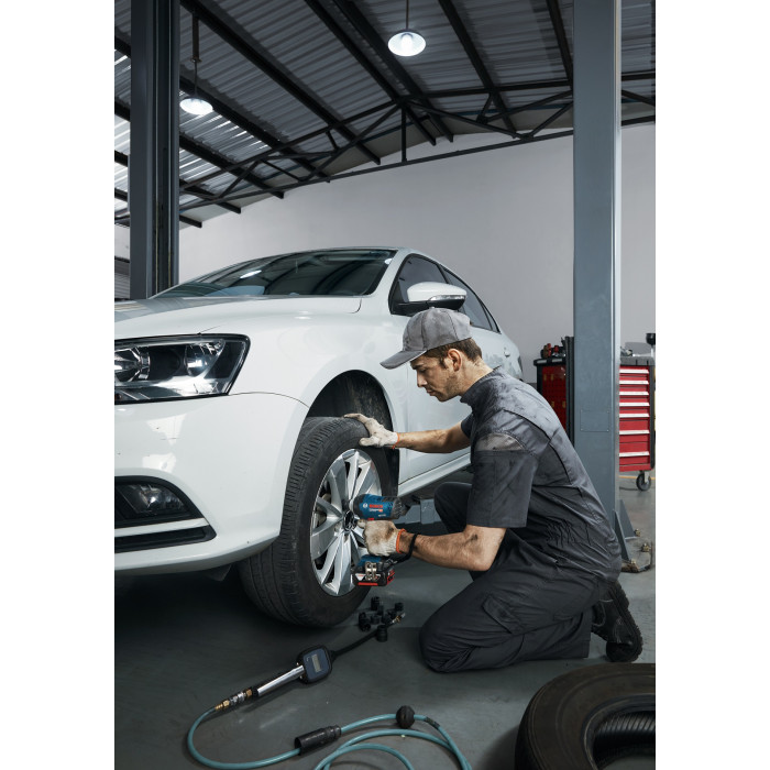 Bosch Гайкокрут Professional GDS 18V-400 акум, 2* 18 В GBA 5 Аг, 400 Нм, 0-2500 об/хв, ЗУ GAL 18V-40, кейс, зажим квадрат, 1.87 кг (06019K0020)
