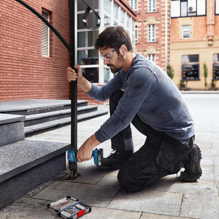 Шурупокрут-дриль акумуляторний Bosch GSR 185-LI 18В 2х2.0А·год 50Нм 500·1900об·хв 0.9кг (06019K3000)