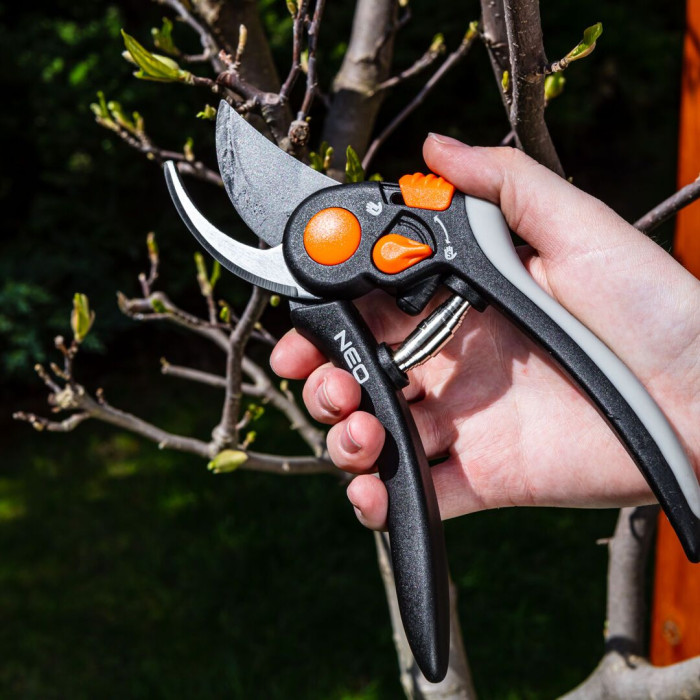 Neo Tools Секатор площинний, d різу 18мм, 200мм, 248г (15-202)
