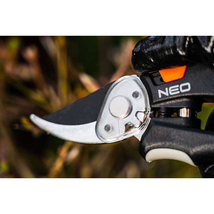 Neo Tools Секатор площинний, d різу 18мм, 200мм, 206г (15-204)